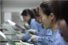 如何改善PCB線路板濕膜及文字后兩面色差?